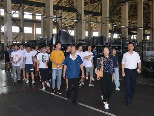 高校大学生来bet9优惠集团科普基地实践学习