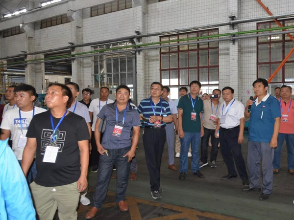 社会公众在bet9优惠集团科普基地生产车间参观学习