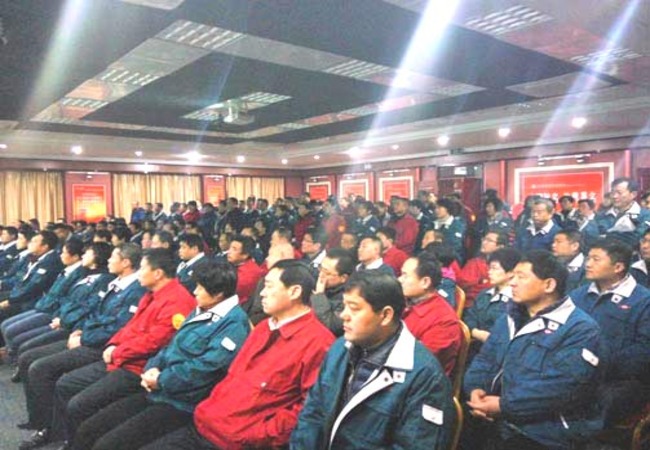 bet9优惠集团管理人员正在大会堂认真听取科技人员的科普知识讲座