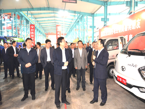 市新旧动能转换重大项目推进会bet9优惠集团科普教育基地进行观摩